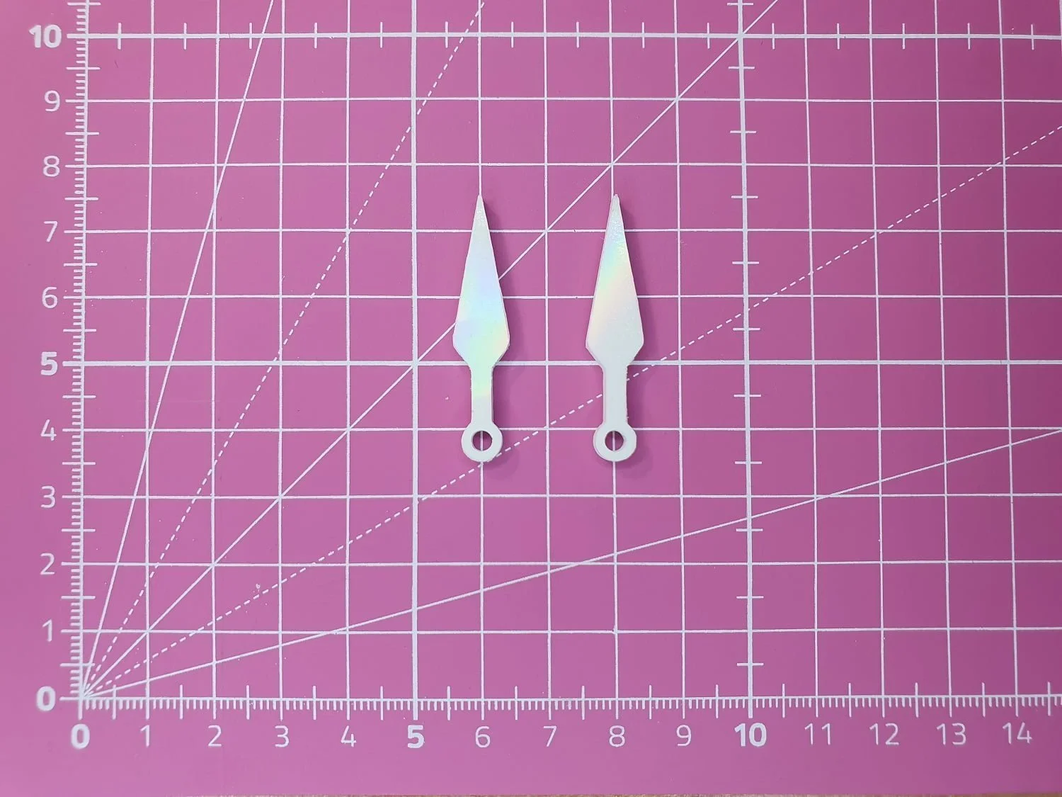 Boucles d'oreilles kunai holographique / Moule silicone sur commande - Image 2