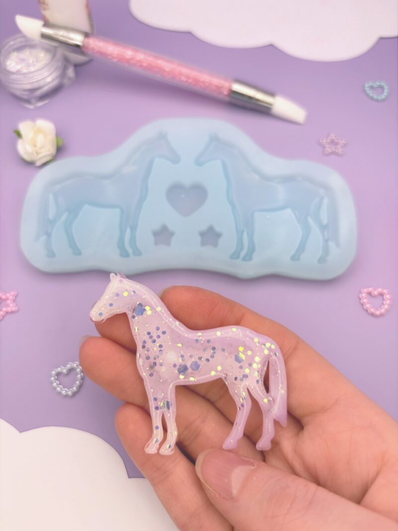 Moule en silicone boucles d'oreilles chevaux pour résine époxy.