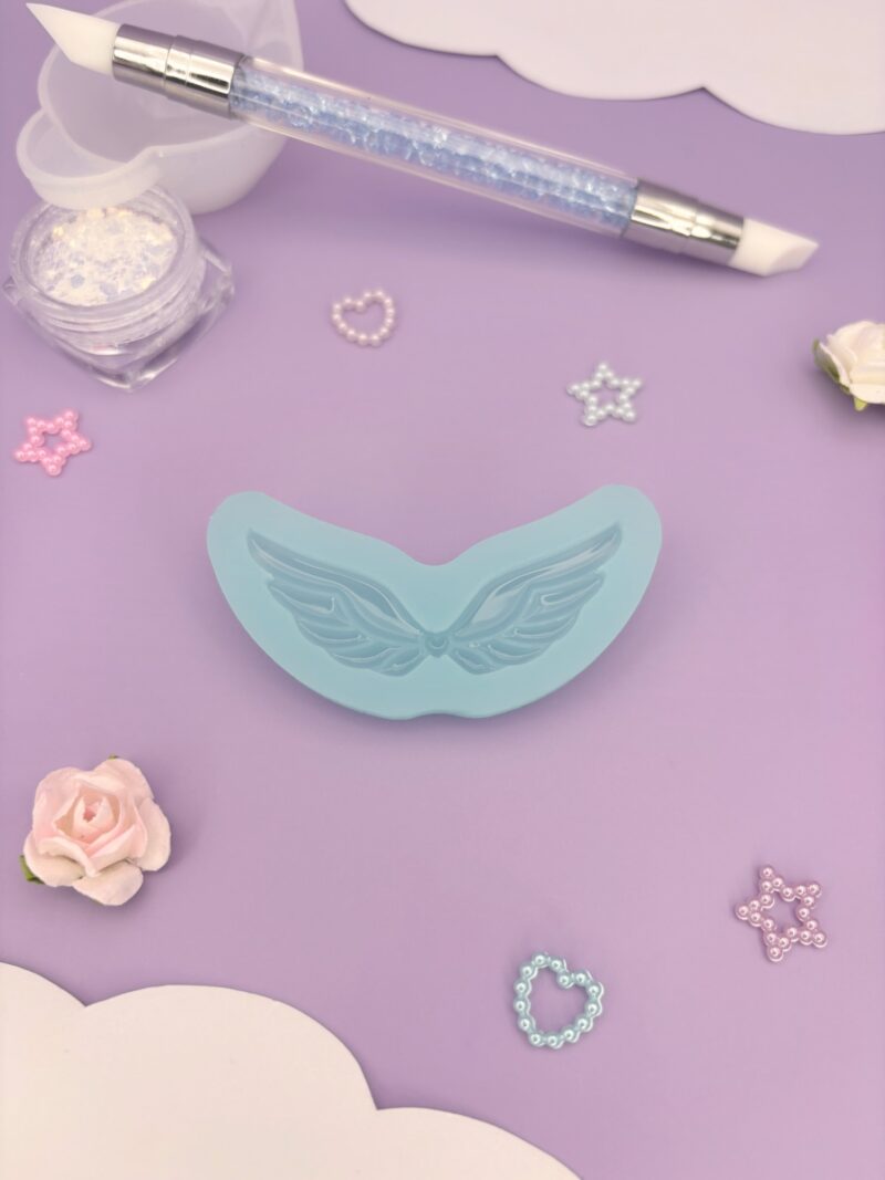 Moule en silicone coeur ailés pour résine époxy.