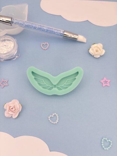 Moule en silicone coeur ailés pour résine époxy.