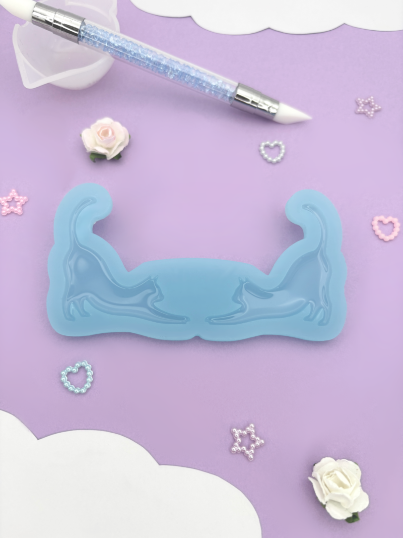 Moule en silicone brillant, chat qui s'étirre pour résine époxy.